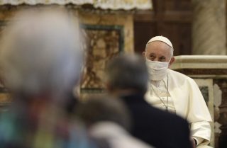 Naamiota käyttävä paavi vetoaa veljeyteen uskontojen välisen rukouksen aikana