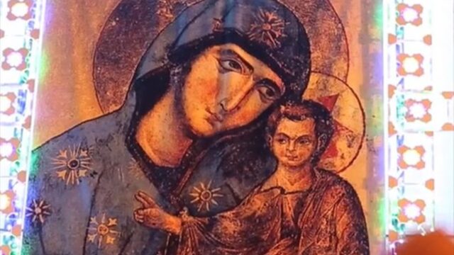 La Madonna di Nocera,  apparve ad una contadinella cieca e le disse “Scava sotto quella quercia, trova la mia immagine” e  miracolosamente riottenne la vista